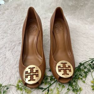 Tory Burch Tan Pebbled Leather Peep Toe Wedge Pumps TB Gold Tone Logo size 6M